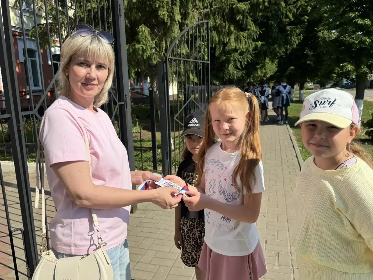 🇷🇺Акция "Российский Триколор"🇷🇺

В преддверии Дня России ребята из пришколького лагеря "Солнышко