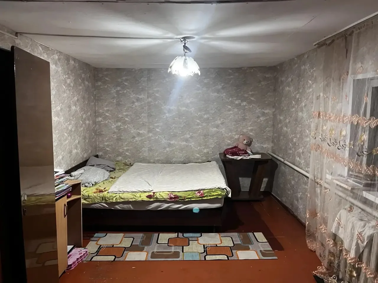 Сдаю комнату (спальню) одной девушке без вредных привычек. Есть необходимая мебель, СОБ...