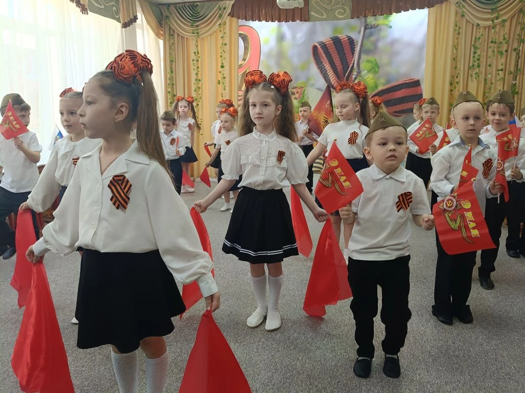 Сегодня в старшей группе "Колокольчики " прошел праздничный концерт "Память в наших сердцах ", посвя
