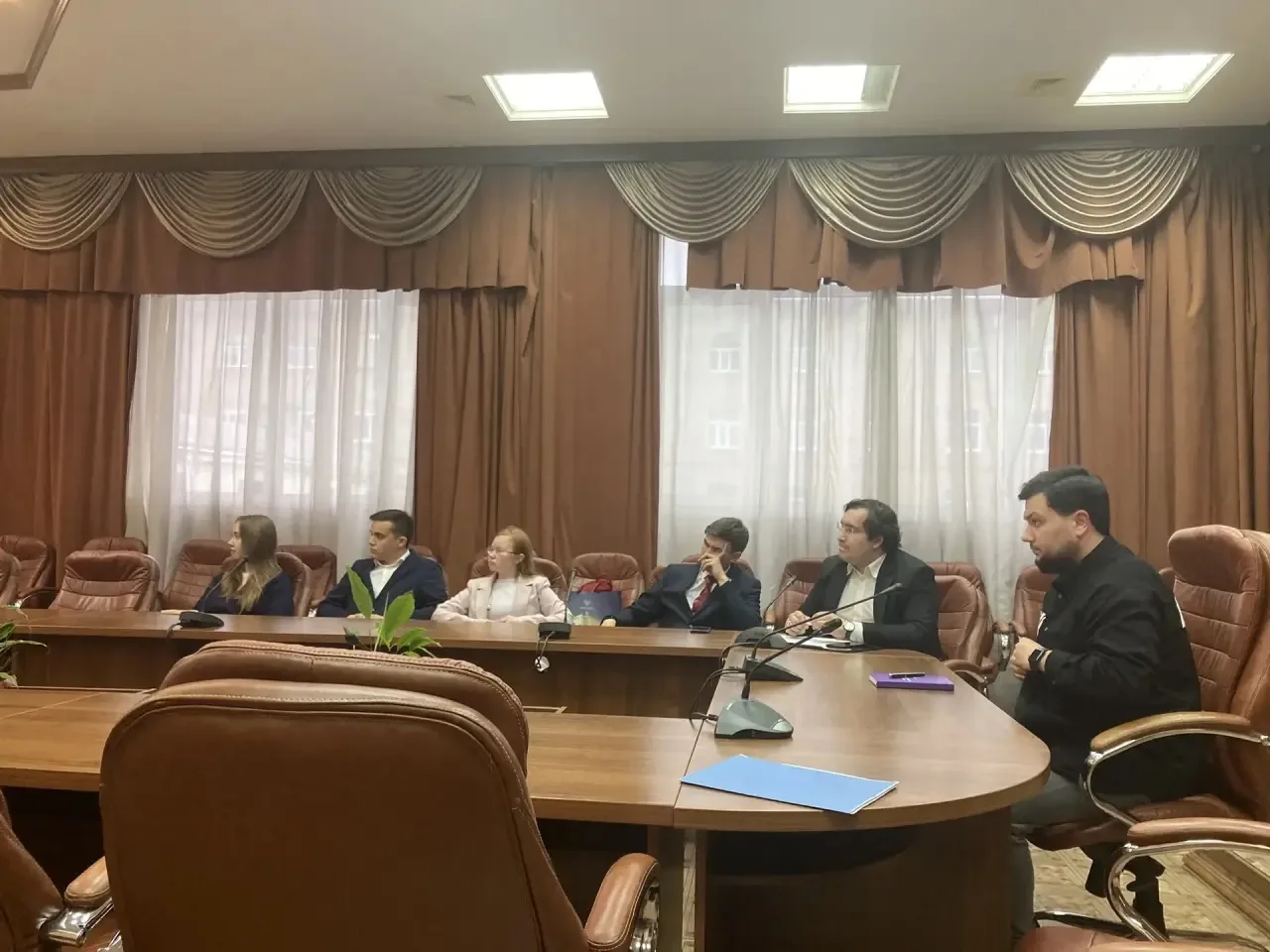 🤯 Встреча с членами Молодежного правительства планировалась на 20 минут, а в итоге шла почти полтор