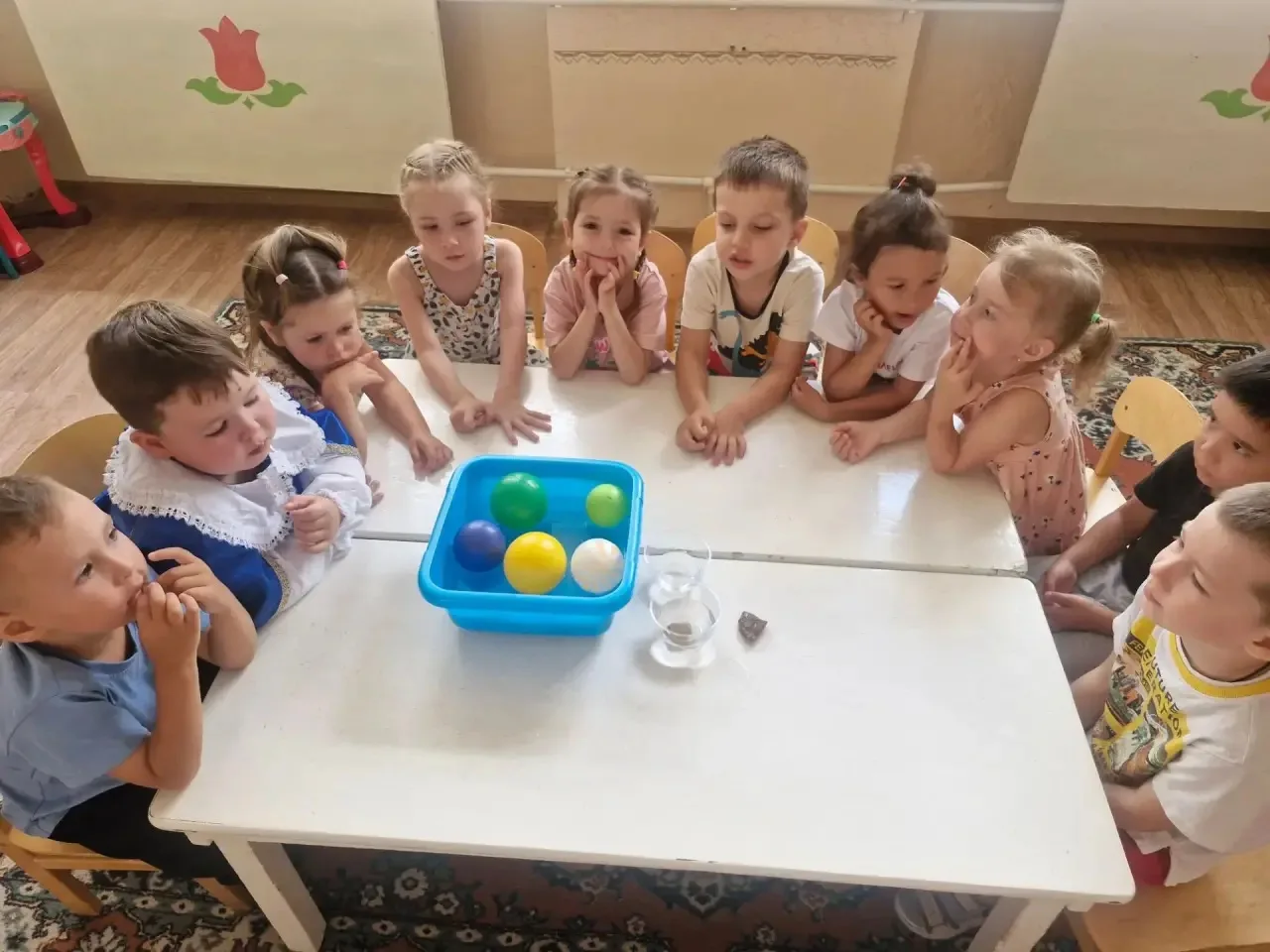 2 кечкенәләр төркемендә  су белән тәҗрибәләр үткәрдек.Су белән тәҗрибәләр үткәрү балаларның  күзалла
