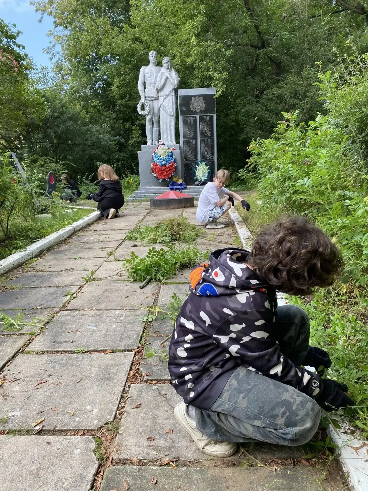Сохраняя память: трудовой десант у памятника погибшим речникам.