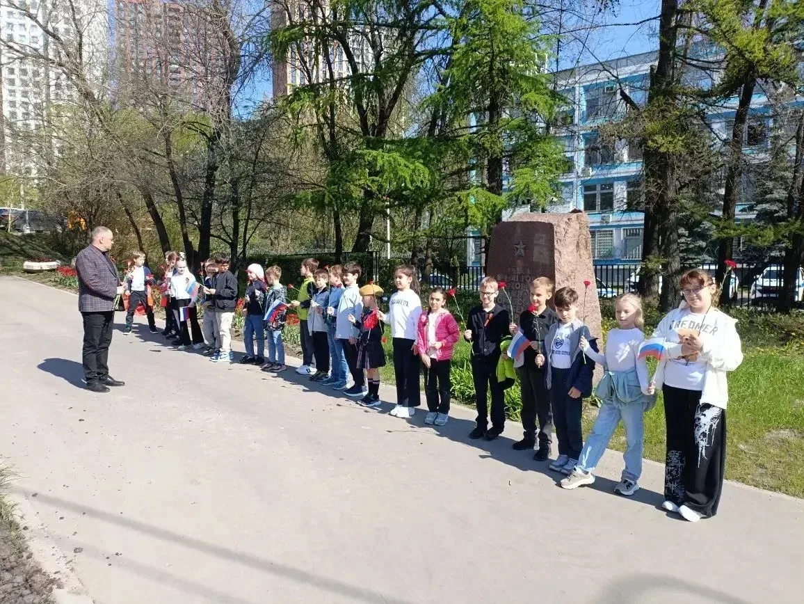 🕊️Символ нашей памяти  📍Академика Челомея, 6А  🎖️Есть традиции, которые объединяют поколения. В пред