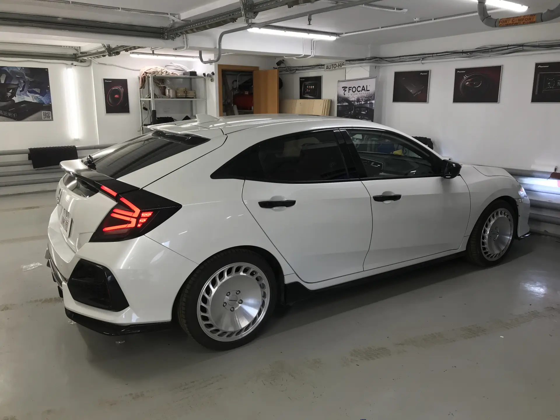Компактный активный сабвуфер Hertz CBA 250 установили в багажник компактного японского ...