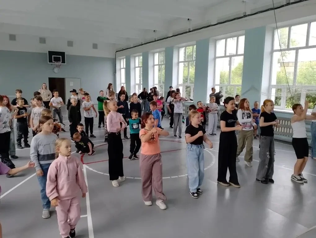 🌞 Четвёртый день нашего школьного лагеря пролетел незаметно, но оставил море впечатлений! День полу