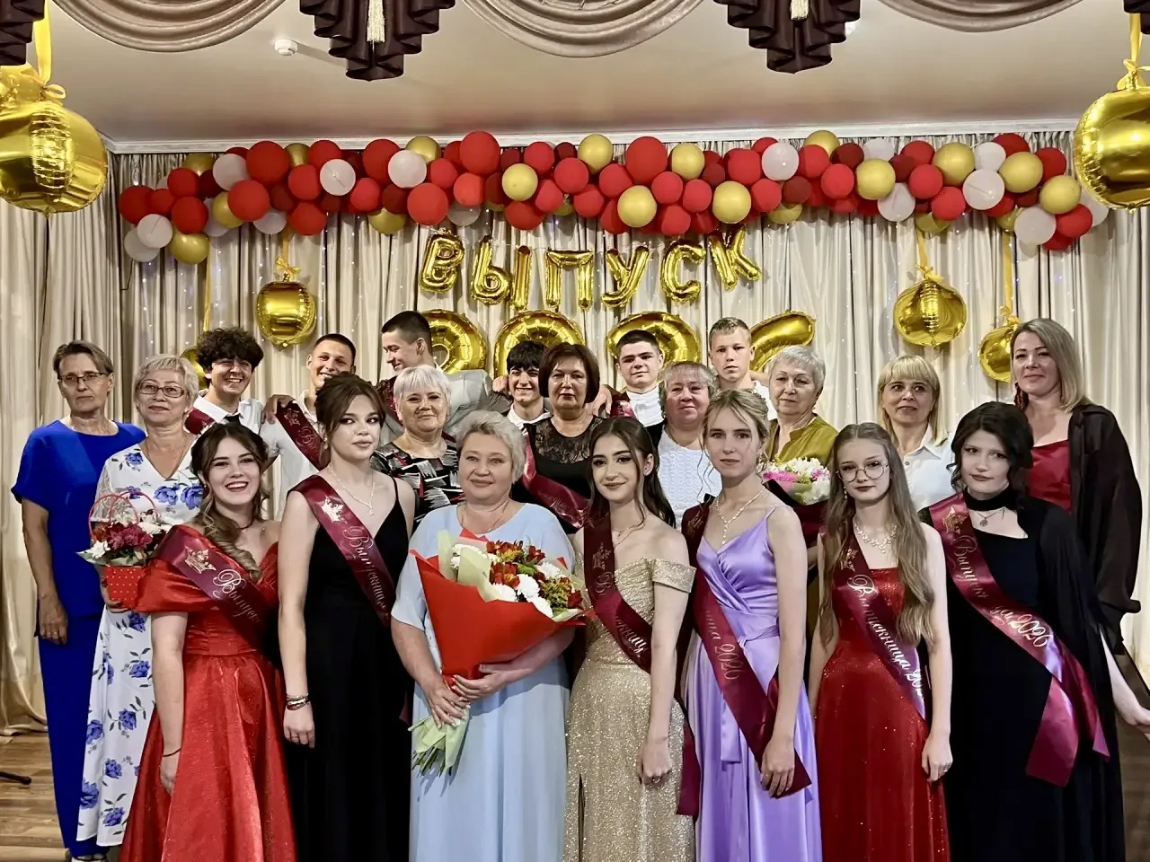 ❤️🎓Перед выпускниками открываются новые горизонты, а школьные годы навсегда остаются в...