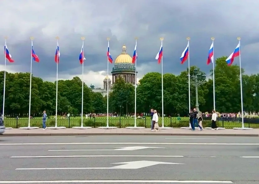 Санкт-Петербург украсили ко Дню Государственного флага 🇷🇺