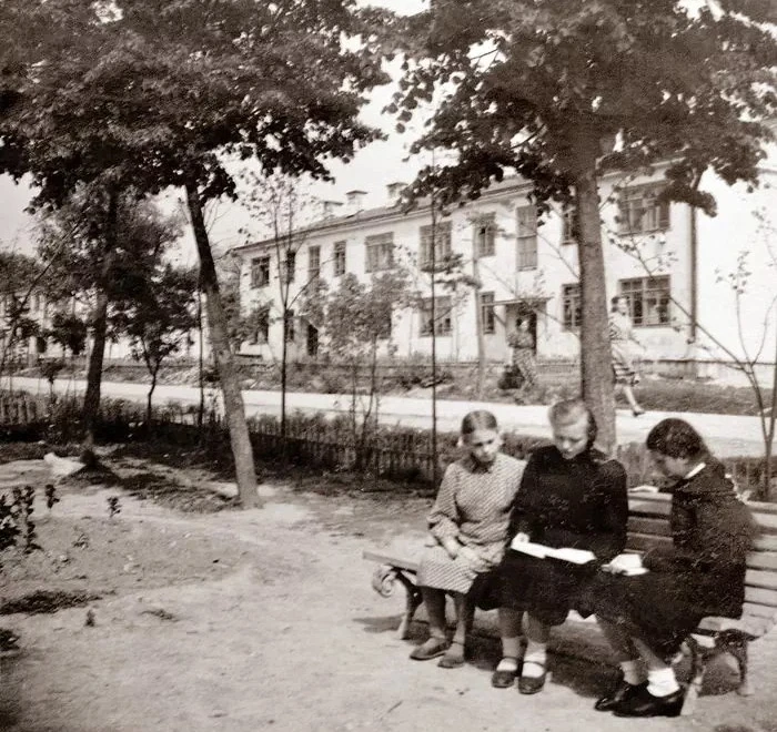 В коммунарском дворике в 1956 году.