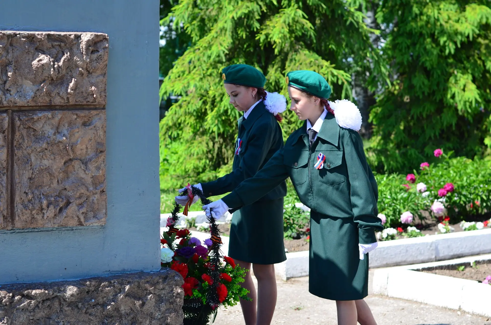 В Алексеевке прошла торжественная церемония возложения к памятнику погибшим воинам одно...