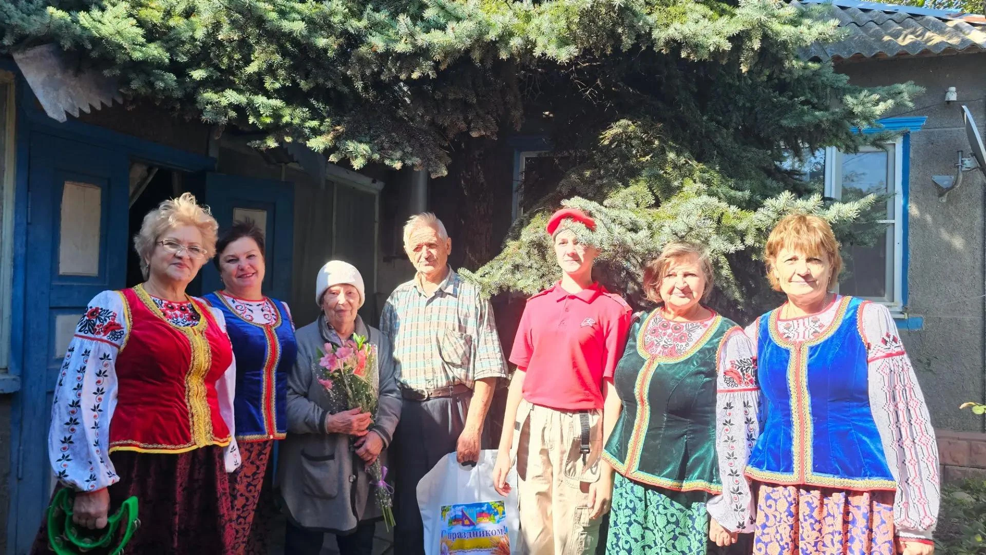 С заботой и благодарностью: в Старотитаровской поздравили ветеранов