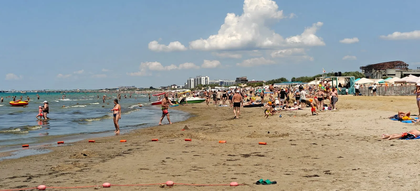 ☀️ Анапа в самом разгаре лета! ☀️Сейчас здесь пик сезона — на пляжах максимально много ...