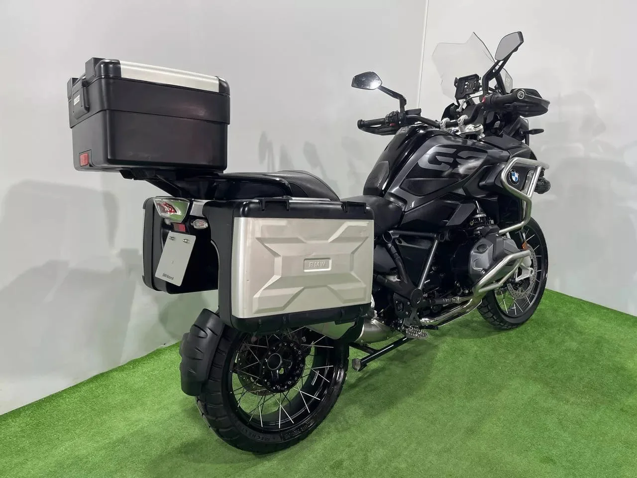 BMW R1250GS в наличии во Владивостоке  Характеристики:  - 2020 год - объем 1250 см3 - Аукцион BDS - 