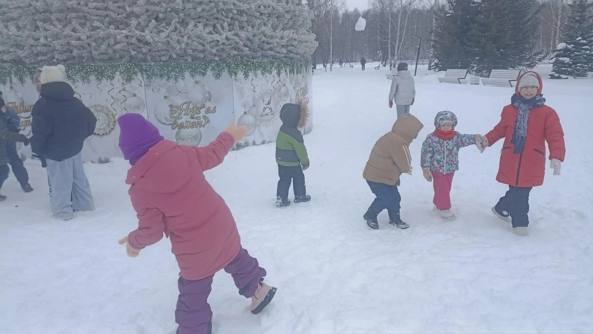 Воспитанники социального приюта "Балкыш" на зимних каникулах посетили сквер Лемаева.

Белый снег лет