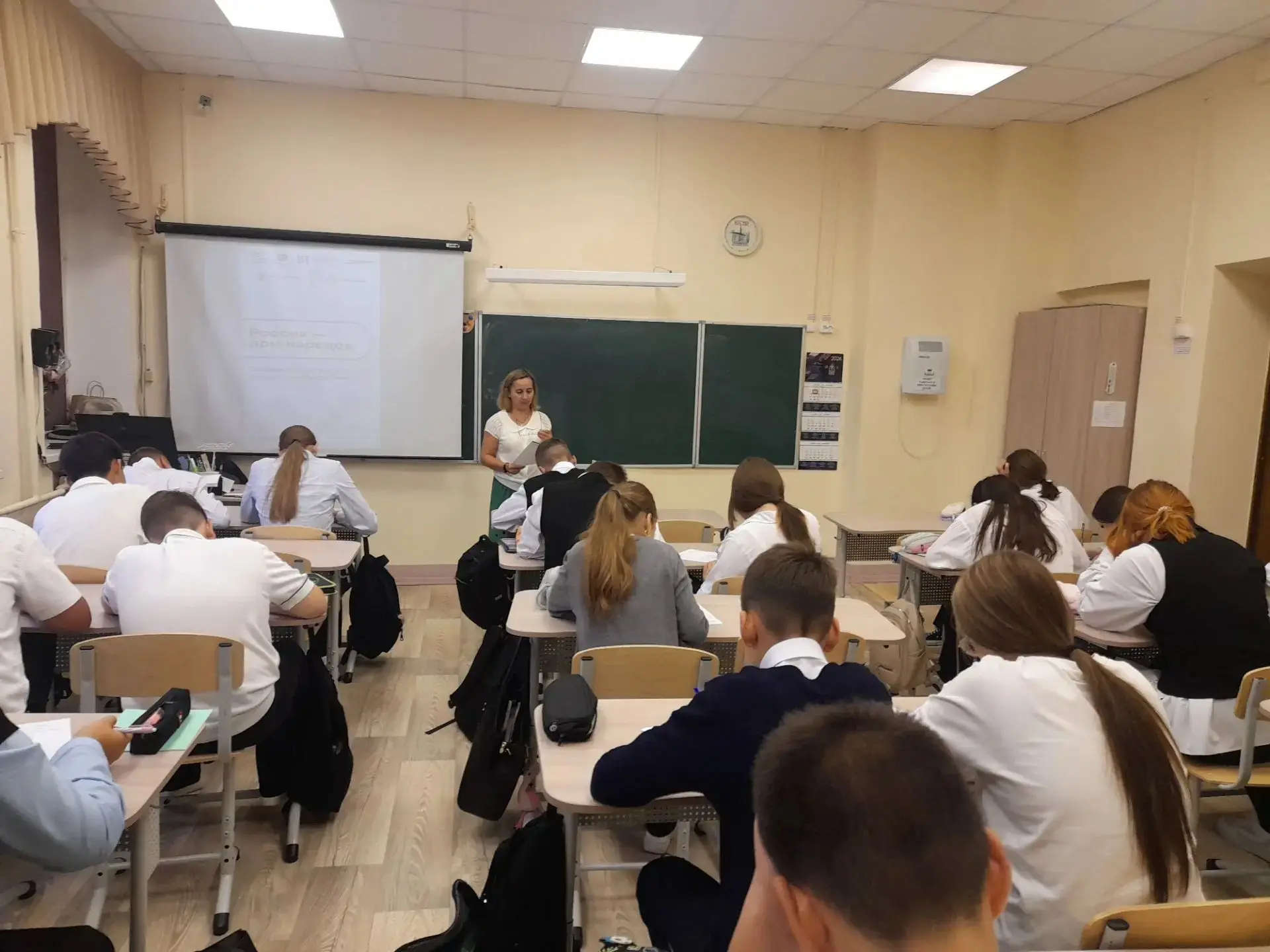🇷🇺 Сегодня в нашей школе прошла акция, объединившая сотни сердец! Мы стали частью Все...