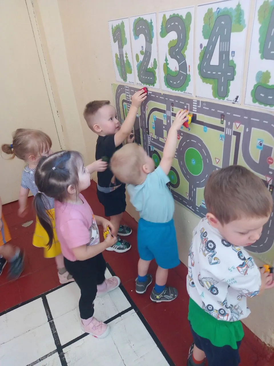 Вчера малыши весело исследовали коридор детского сада! 🚶‍♂️✨
