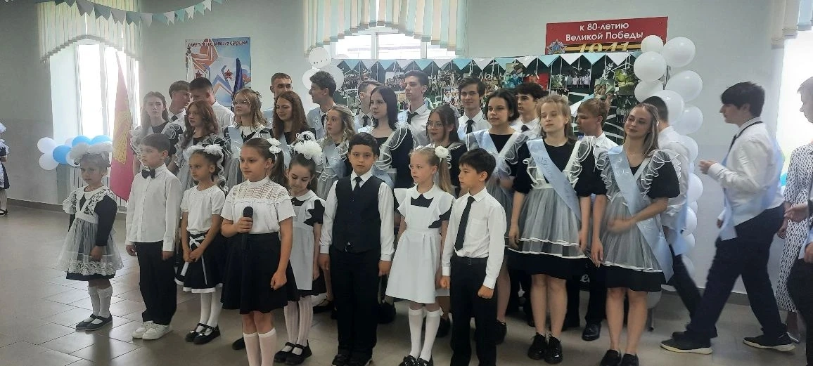🎓🔔 Сегодня в нашей школе прошла торжественная линейка, посвященная празднику «Последнего звонка».  В