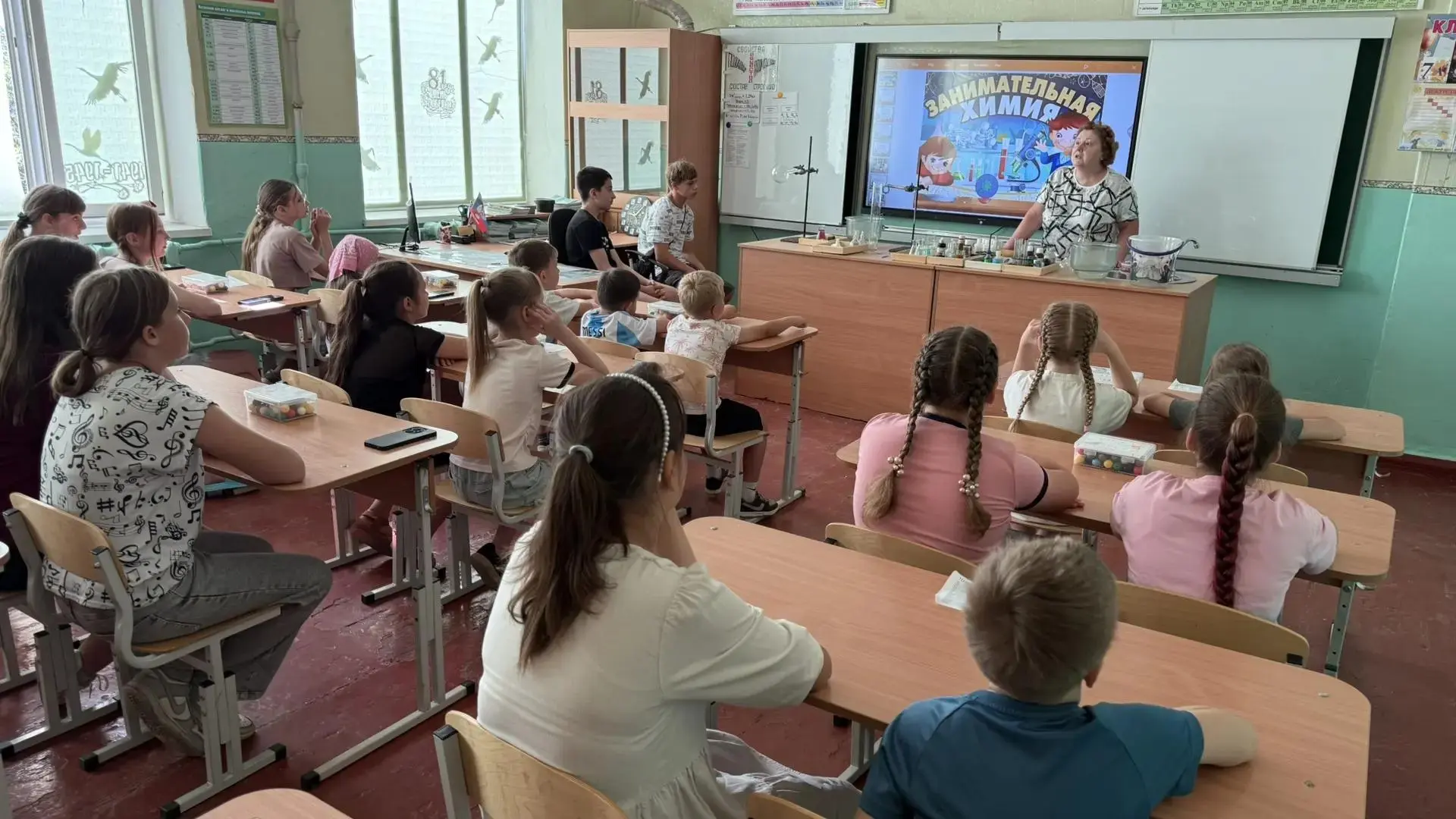 🎉 Сегодня — настоящий праздник для любителей науки: в ЛДПД "Солнышко" День химии! 🎉

Наши юные хим