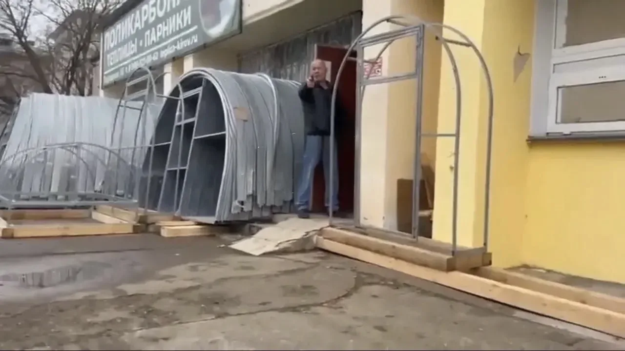 🚨 БАНДИТСКИЙ КИРОВ ВЕРНУЛСЯ? КОММЕРСАНТ С ПИСТОЛЕТОМ УГРОЖАЛ ЛЮДЯМ