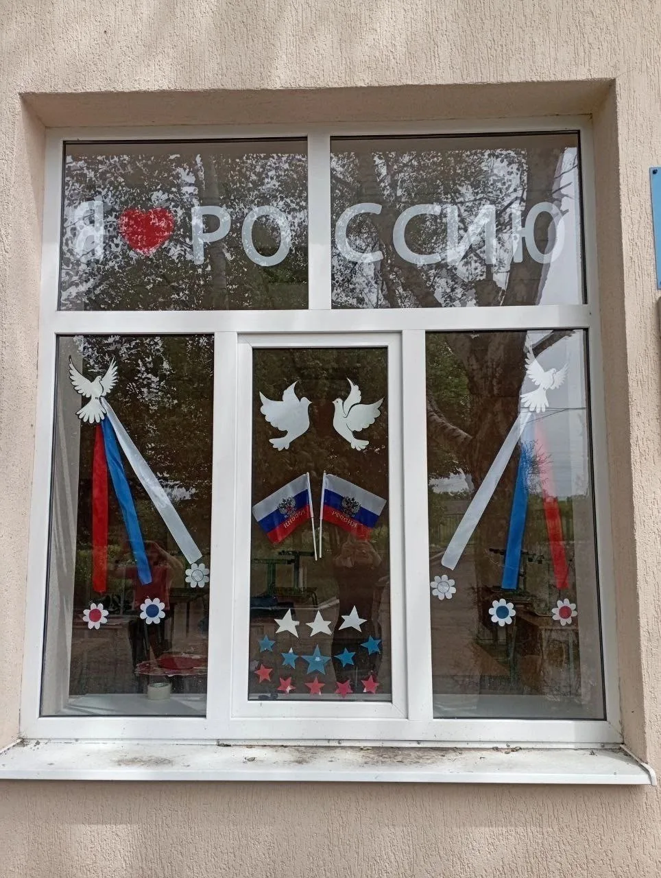 Акция «Окна России»
В преддверии праздника  Дня России  наша школа  присоединилась к Всероссийской а