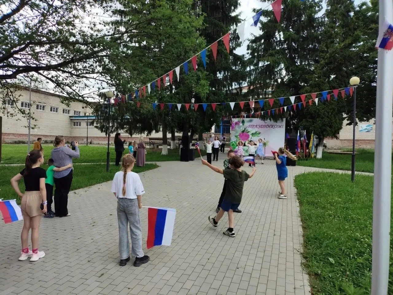 В станице Ахметовской прошёл концерт ко Дню России

В парке станицы Ахметовской состоялся концерт «М