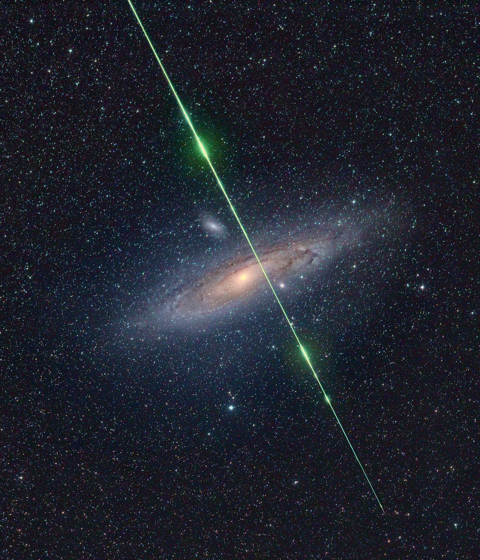 Редкий кадр: метеор перечеркнул Андромеду ☄️