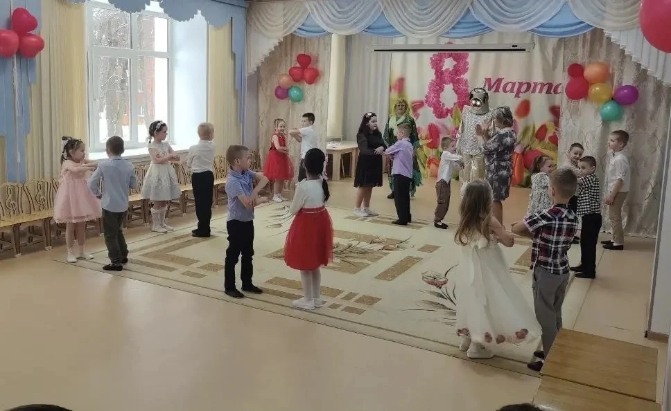 В весёлой, добродушной обстановке в ДО «Светлячок» прошел праздник, посвященный Международному женск