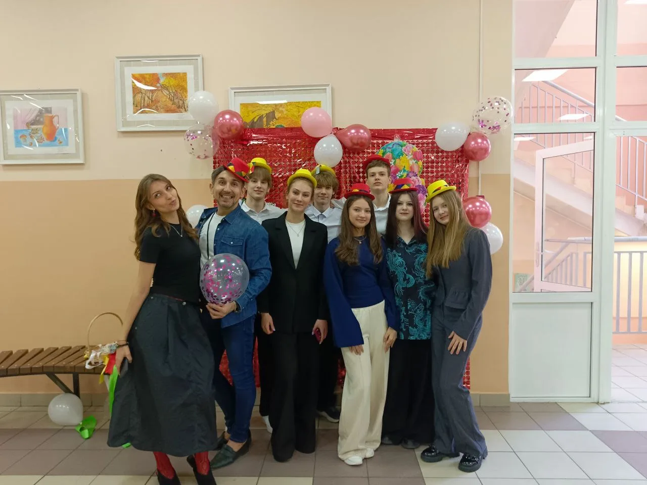 🌸 8 марта в 150 школе!   Вчера наша школа с размахом отметила Международный женский день — с улыбкам