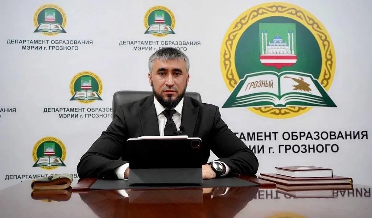 Коллектив МБУ ДО «Детско-юношеский центр» города Грозного во главе с директором Виситае...