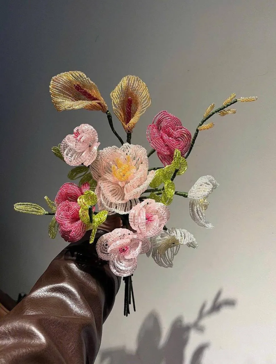 Новый интересный тренд, набирающий популярность в сети - цветы из бисера 🌼