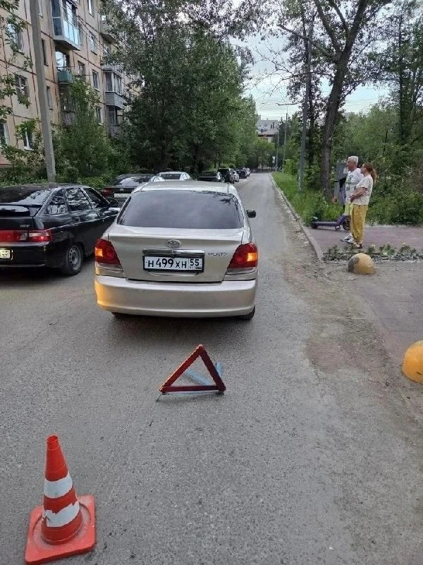 🛴Два подростка на электросамокате столкнулись с машиной в Омске
