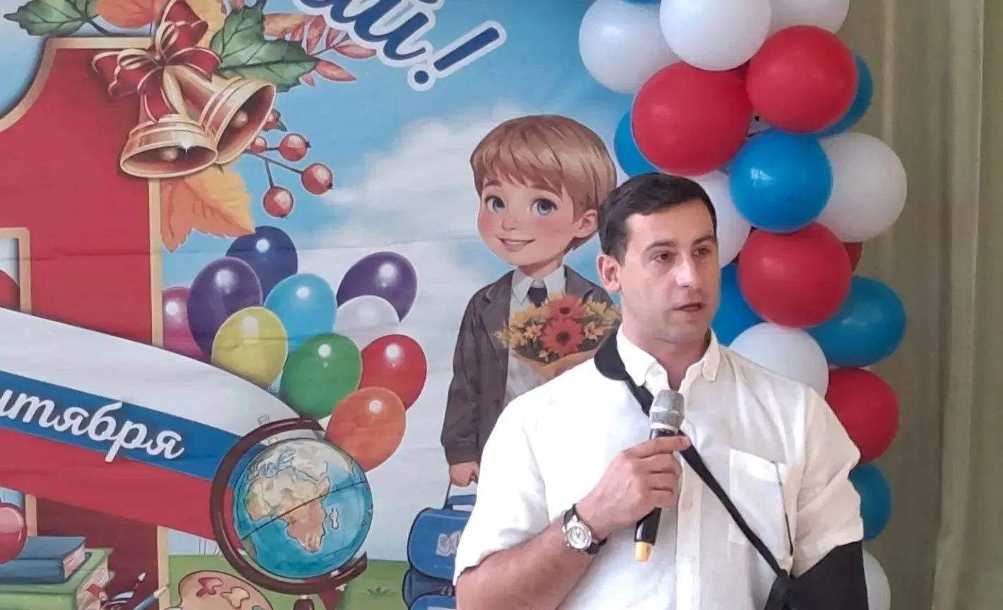 В День Знаний поздравить учеников, учителей и родителей пришёл в 37-ю школу на ул. Сорм...