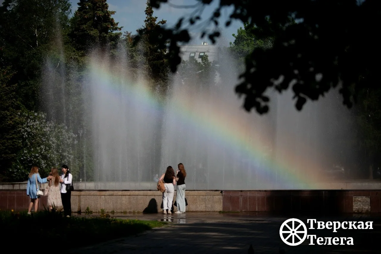 🌈 В Твери генерируют радугу  А если серьёзно — фонтан на Тверской площади в ясную погоду регулярно п