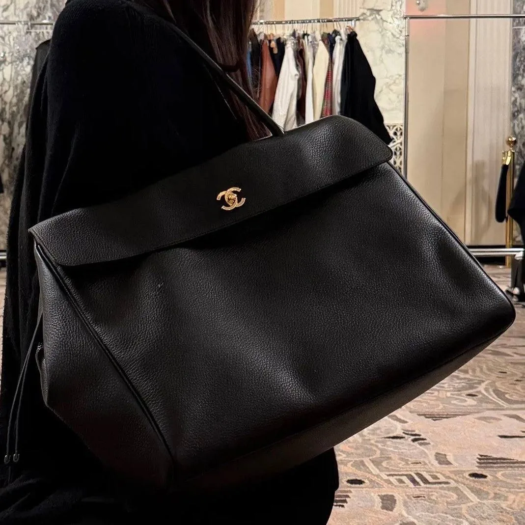 С приходом Мэтью Блейзи в Chanel сумки стали целым отдельным событием ! Он не ломает каноны бренда ,