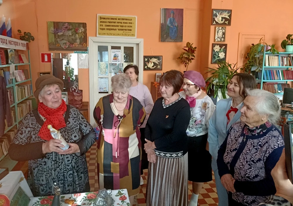 📸 В поселке Бегичевский читатели библиотеки отправились «Назад в СССР»​