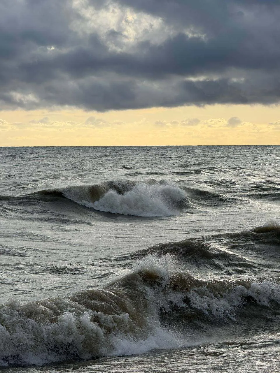 🌊 В Сириусе объявили штормовое предупреждение