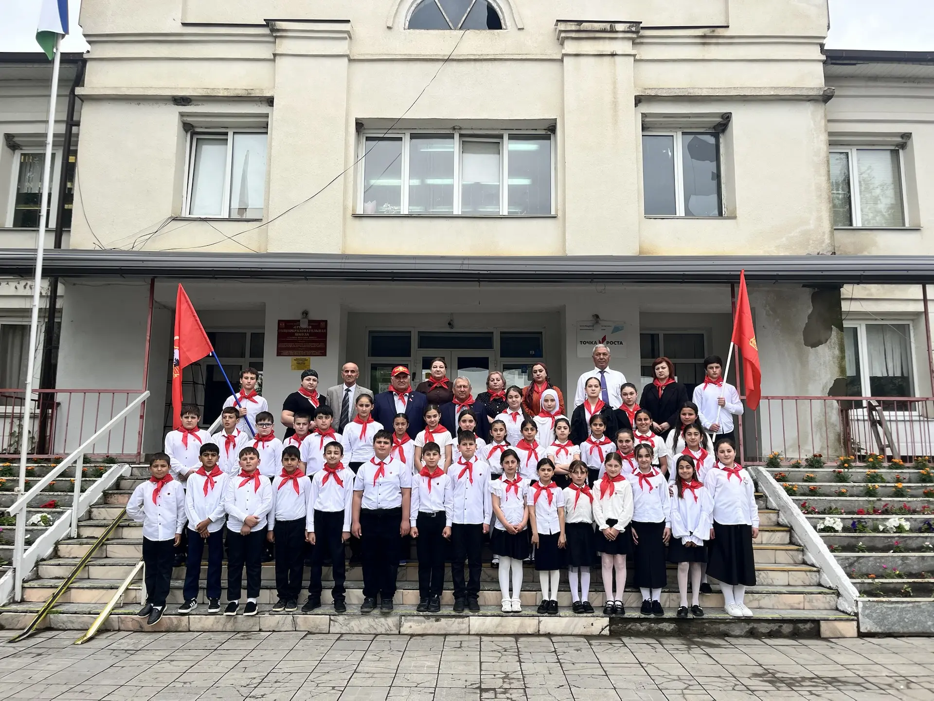 Торжественное посвящение в пионеры в школе.