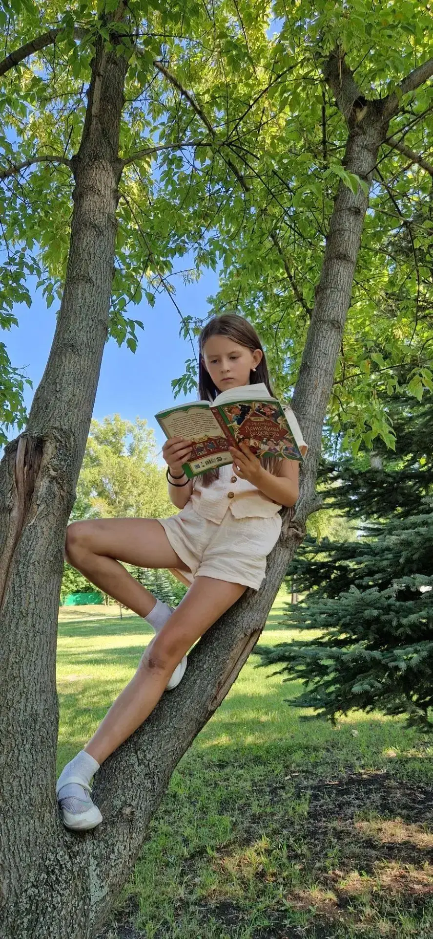 Каникулы с книгой летний фото-челлендж! 

☀️ 🎾 🪁 Лето, парк и книжка — идеальное трио! 
Посмотрите