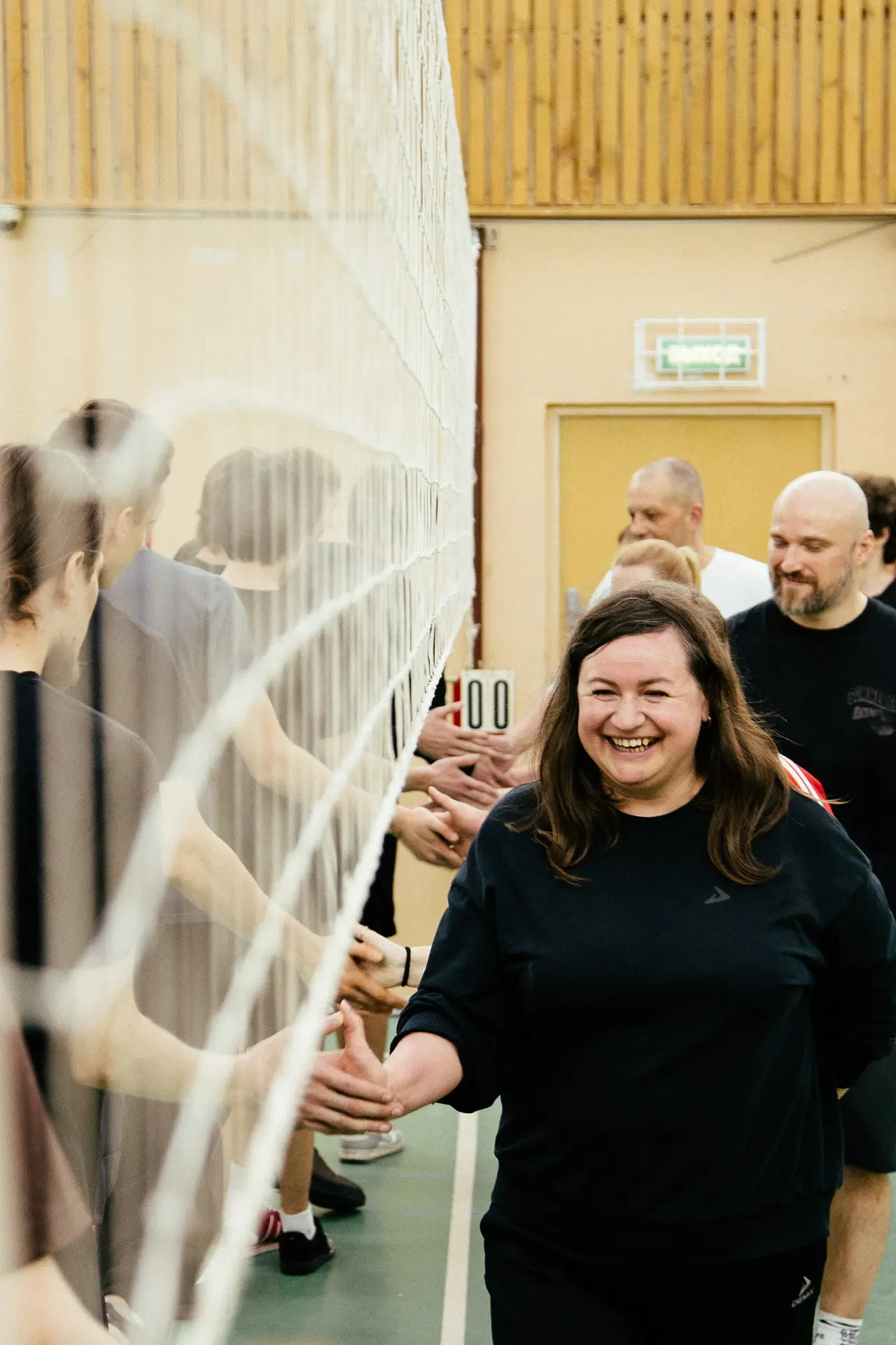 🏐 Больше, чем просто матч  🤩 В школе прошёл товарищеский матч по волейболу, где на одной площадке вс