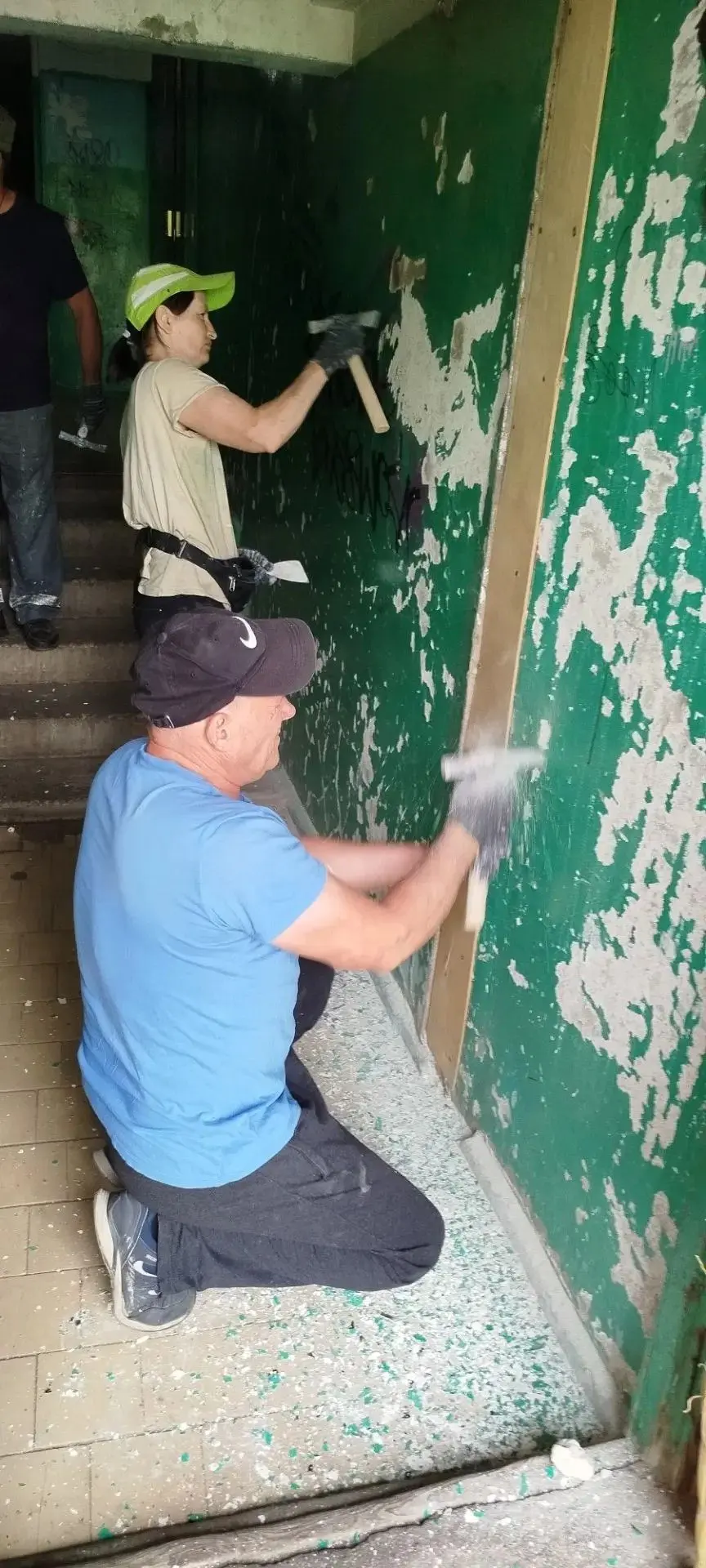🏢Понедельник, 15 июня, утро. Рабочий день наших строителей-маляров начался с ремонта подъезда в дом