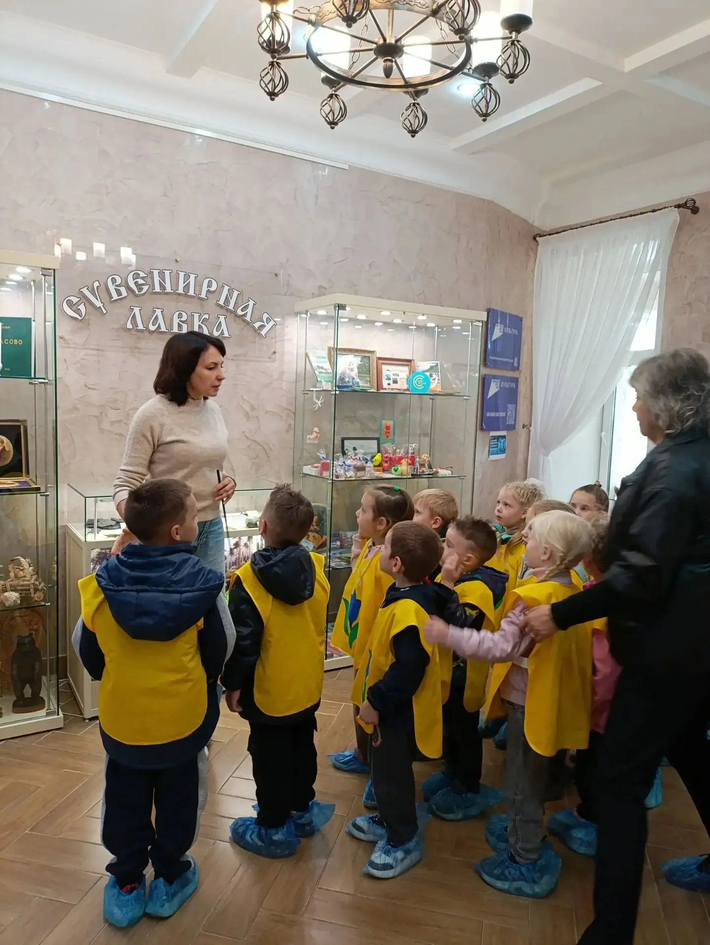 Краеведческий музей продолжает знакомить самых юных жителей нашего города с экспозициям...
