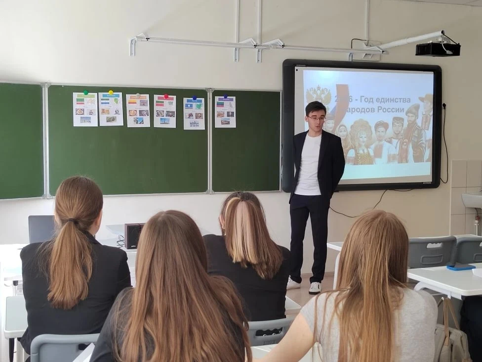 🇷🇺ГОД ЕДИНСТВА НАРОДОВ РОССИИ🇷🇺  К нам в школу пришёл студент ЛГПУ Кулешов Руслан Сергеевич и провёл