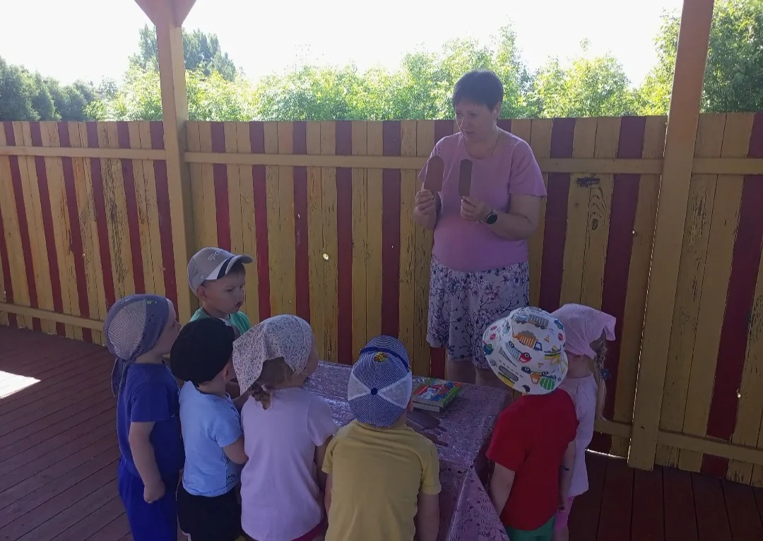 🍦🍨10 июня - день мороженого. В это день воспитанники группы «Гномики» украсили эскимо пластилиновы