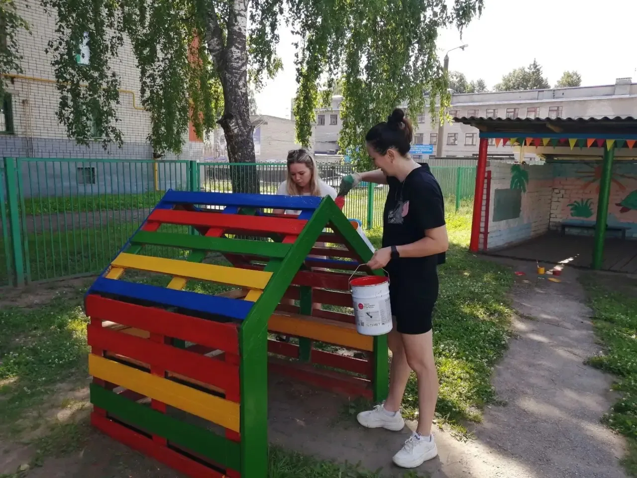 🖌🎨 Обновление игрового оборудования вместе с родителями! 🎨🖌

В детском саду проходят работы по о