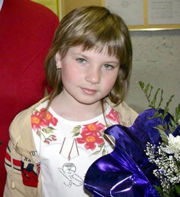 Эту девочку зовут Саша Ершова. Во время катастрофы в московском аквапарке она, стоя на ...
