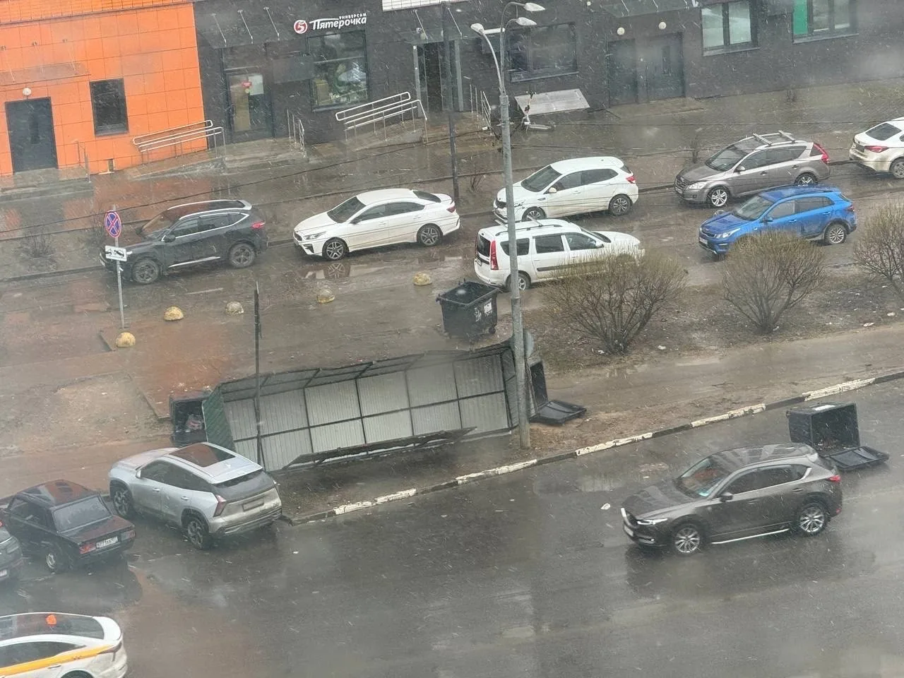 Первые последствия непогоды в Дрожжино.   Бушующий ветер снес крытую контейнерную площадку на ул.Нов