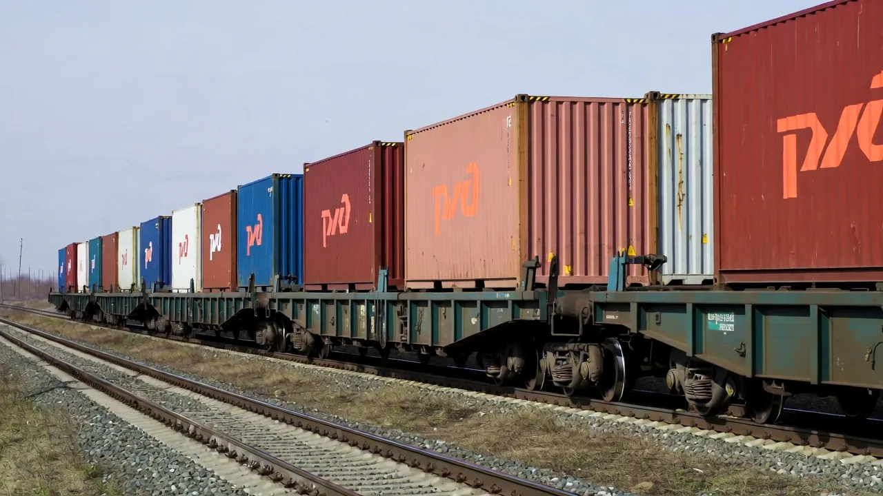 🚂 РЖД хочет ещё денег: по лесам - по полям самоклейка едет к вам