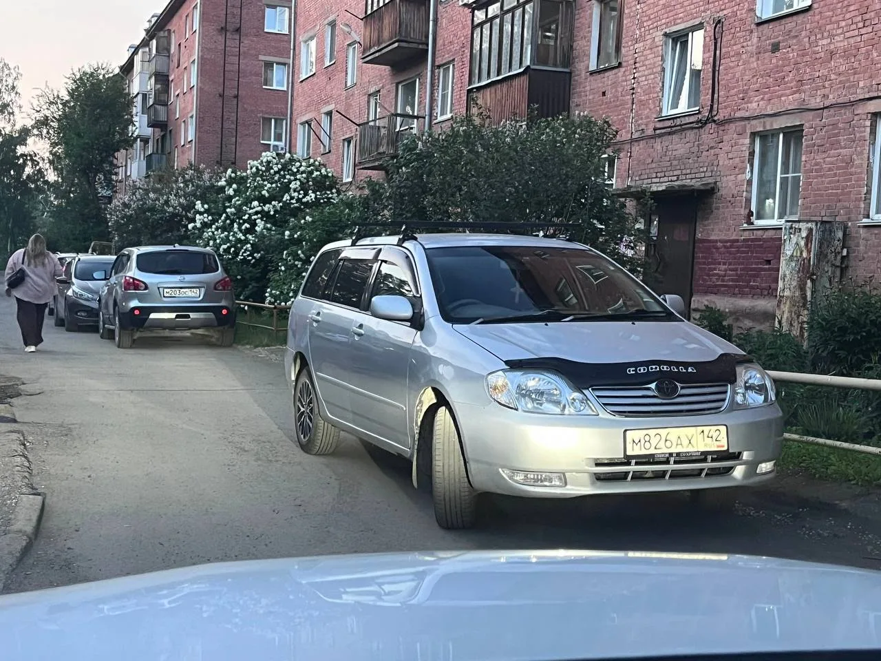 🚗 «Снова не проехать»: жители пожаловались на автомобилистов, перекрывающих двор

По словам подписч