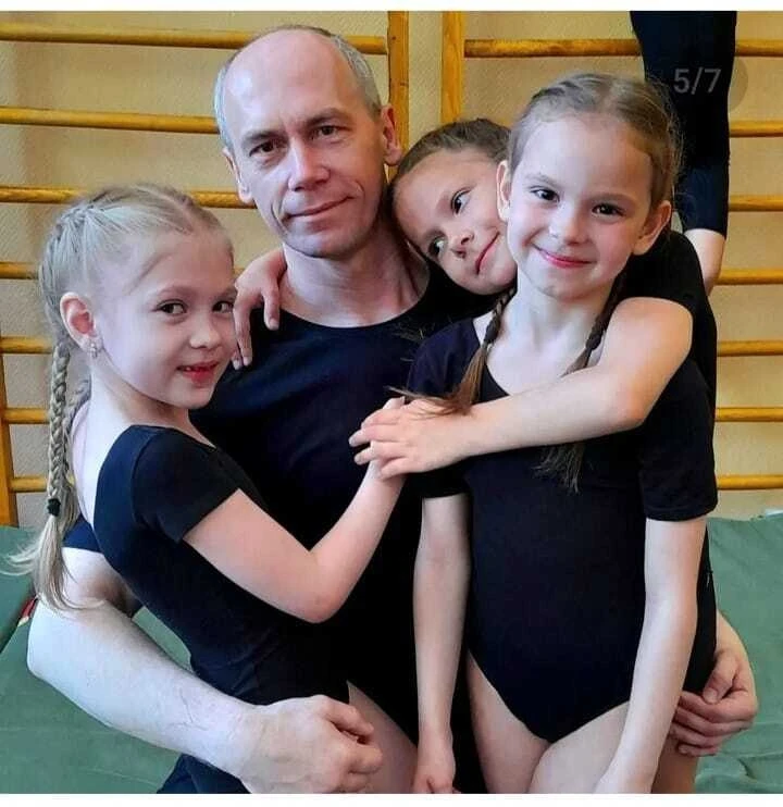 Сегодня Ровесники всем коллективом поздравляют с днём рождения тренера по гимнастике Олега Александр