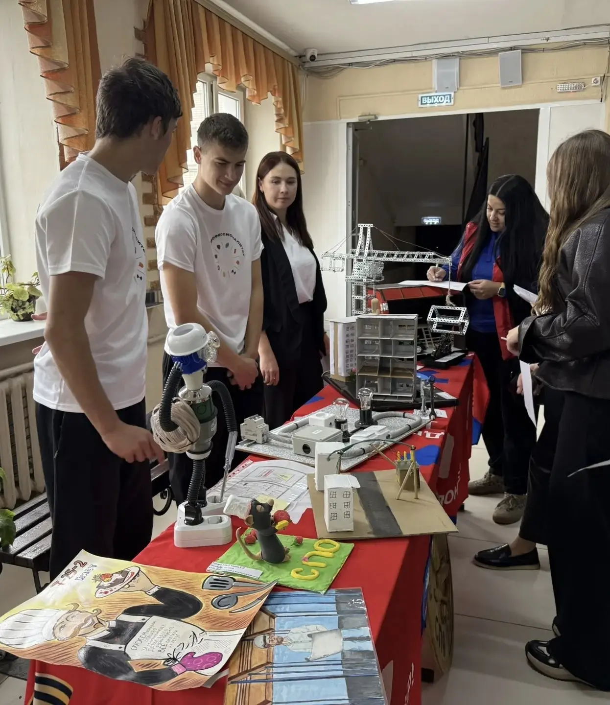 ⚙️ Выставка поделок в преддверии Дня СПО!