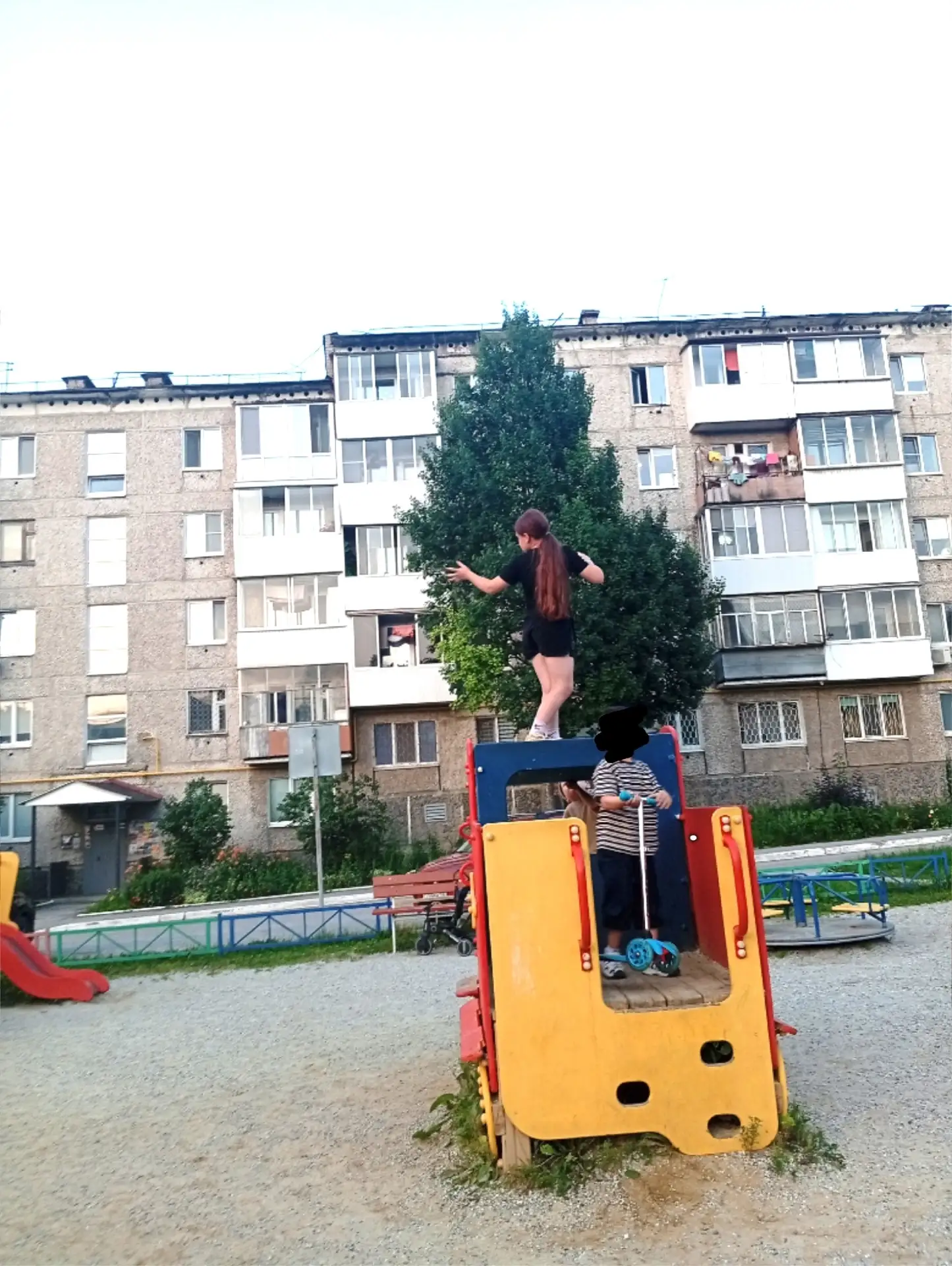 От подписчика:

Здравствуйте! Выложите пожалуйста какая та девочка залезла на паровозик и начала пры